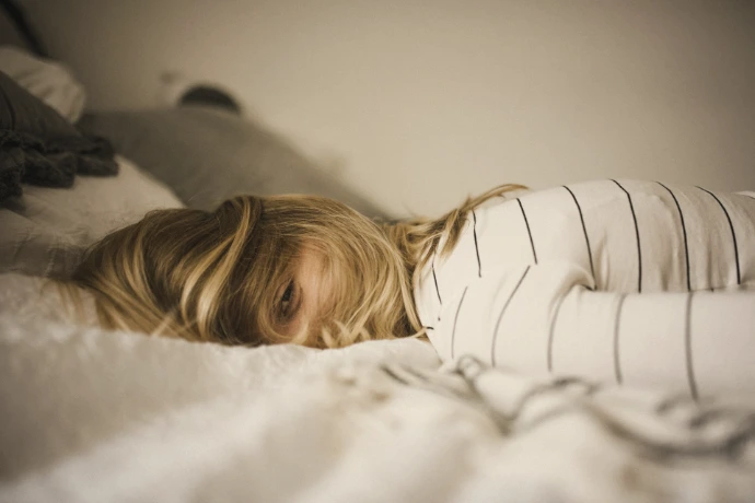 woman lying on bed